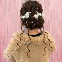 画像11856：花飾り低めシニヨン｜梅田・北新地ヘアセット