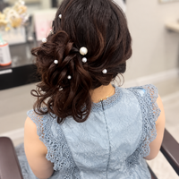 画像11858：花飾り低めシニヨン｜梅田・北新地ヘアセット