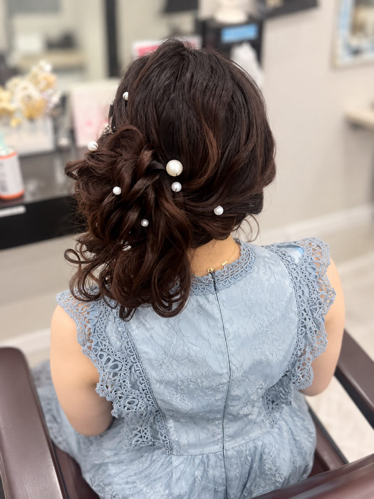 画像11858：花飾り低めシニヨン｜梅田・北新地ヘアセット