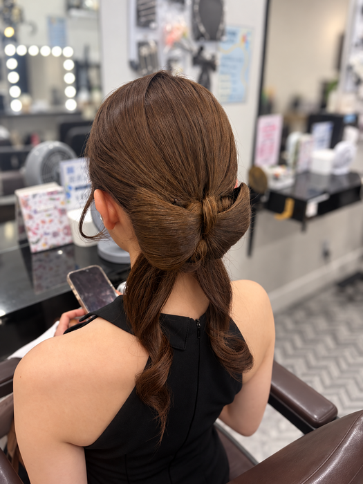画像11877：花飾り低めシニヨン｜梅田・北新地ヘアセット