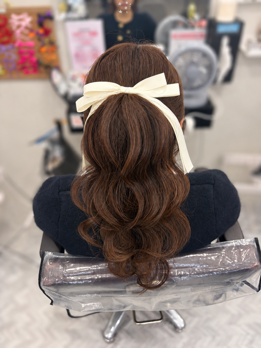 画像11880：花飾り低めシニヨン｜梅田・北新地ヘアセット