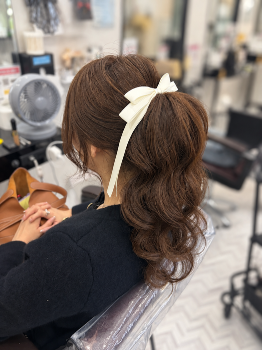 画像11881：花飾り低めシニヨン｜梅田・北新地ヘアセット
