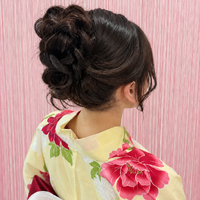 画像11903：花飾り低めシニヨン｜梅田・北新地ヘアセット