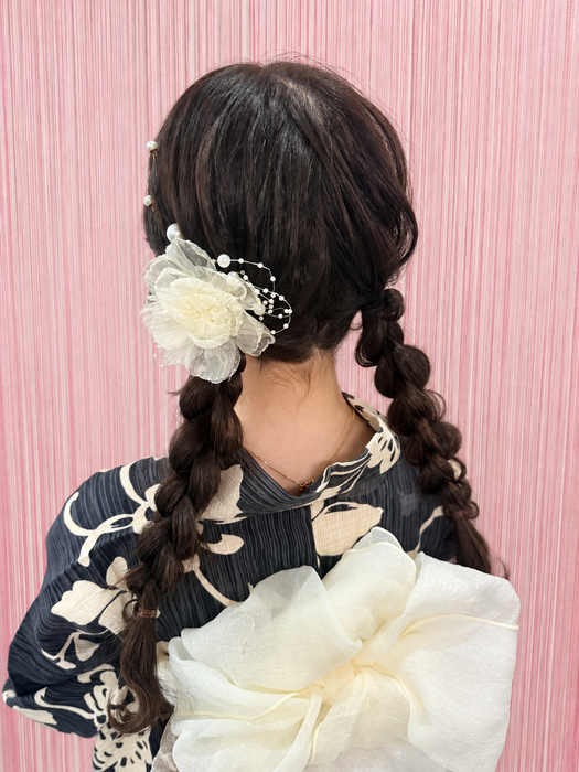 画像11915：花飾り低めシニヨン｜梅田・北新地ヘアセット