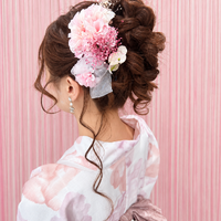 画像11918：花飾り低めシニヨン｜梅田・北新地ヘアセット