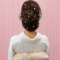 画像11935：花飾り低めシニヨン｜梅田・北新地ヘアセット