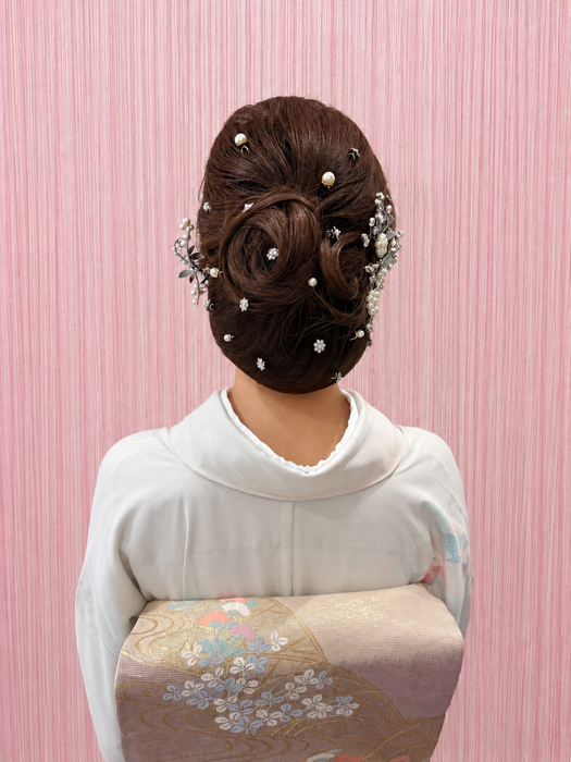 画像11935：花飾り低めシニヨン｜梅田・北新地ヘアセット