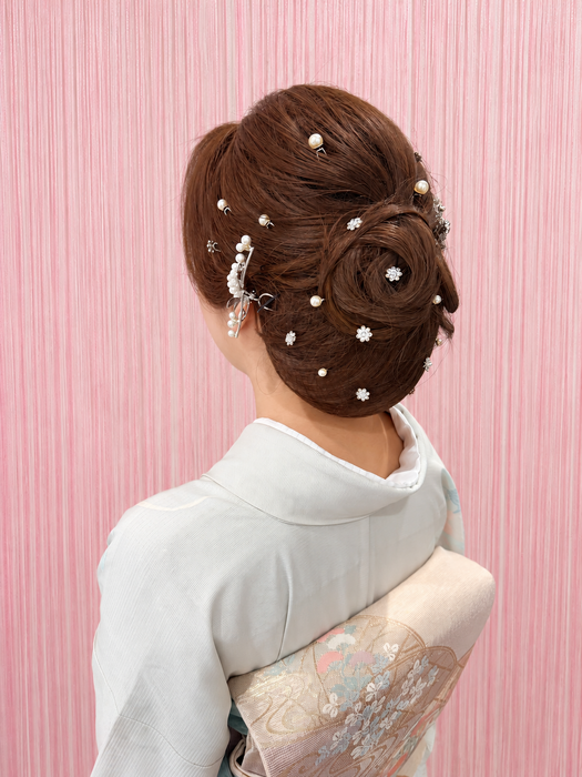 画像11936：花飾り低めシニヨン｜梅田・北新地ヘアセット