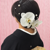 画像11940：花飾り低めシニヨン｜梅田・北新地ヘアセット