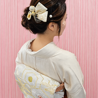 画像11942：花飾り低めシニヨン｜梅田・北新地ヘアセット